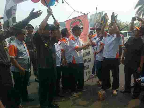 Pj Gubernur Jambi Irman melepas pawai kampanye damai paslon gubernur dan wakil gubernur Jambi siang ini (27/8)